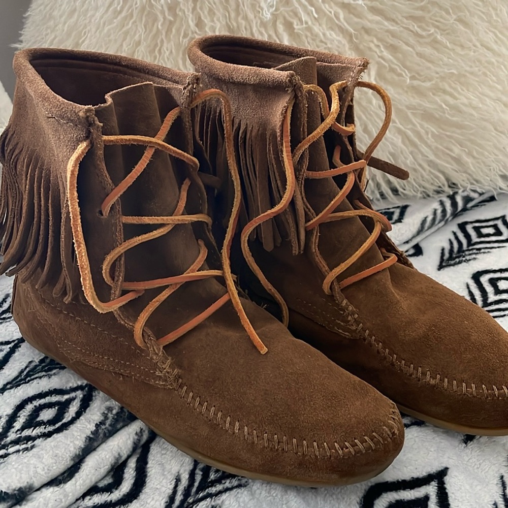 Minnetonka fringe bootie, 100 % Suede leather size 9